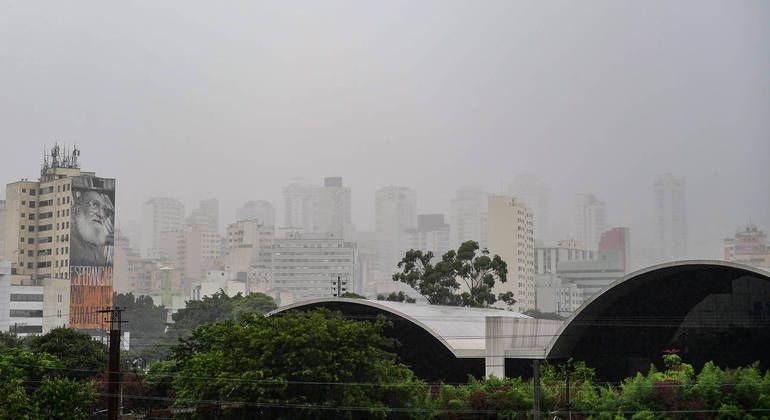 Capa do podcast Final de semana será com céu nublado e chuvas intermitentes no Estado de São Paulo
