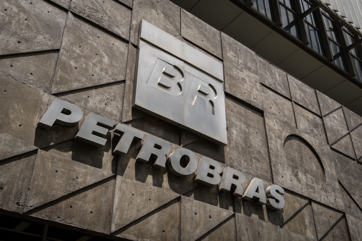 Capa do podcast Novas políticas anunciadas pela Petrobras não focam meio ambiente e cuidados com o transporte público, analisa professor da Unesp