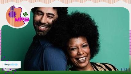 Capa do podcast Com reverência e requinte, Thalma de Freitas e Vitor Cabral revisitam álbum de Elza Soares e Wilson das Neves de 1968